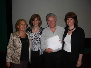 Dra. Violeta Rodríguez, integrante de la subcomisión de Clínica, Dra. Marta S. de Rama, Directora de Clínica, entregando certificado a nuestro Dictante Dr. Jorge V. Trombetta y Dra. Patricia Aznares, colaboradora.