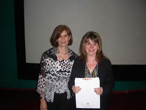 Dra. Marta S. de Rama, haciendo entrega de certificado a la Dra. María Cristina Mele.