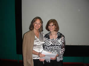 Dra. María H. Bedani, Integrante del Comité de Evaluación, recibiendo certificado de manos de la Dra. Marta Rama Directora de Clínica.