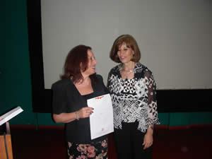 Dra. Marta S. de Rama haciendo entrega a la Dra. Graciela Inés Lorenz.